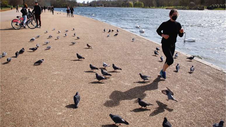 Mulher corre em parque de Londres