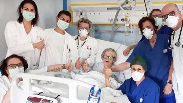 Alma Clara Corsini com a equipe médica que a tratou no hospital Pavullo em Modena, Itália