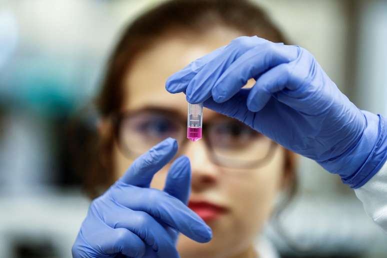 Cientistas correm contra o tempo para descobrir uma vacina eficaz contra o vírus da pandemia