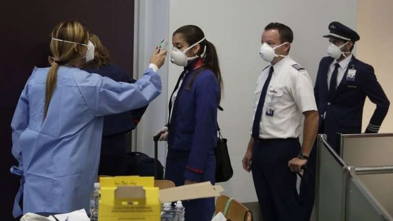 Mais de 2 mil pessoas foram oficialmente diagnosticadas com o vírus que causa a covid-19 e 47 mortes foram confirmadas no Brasil