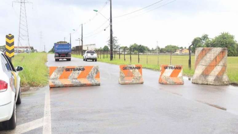 Prefeituras fecham acessos às cidades com barreiras físicas para evitar a entrada do coronavírus