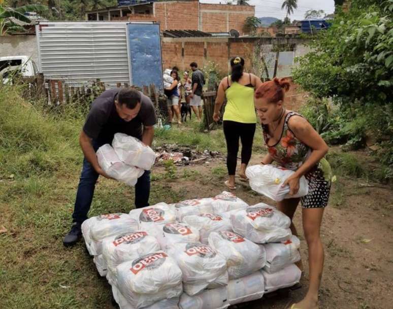 Voluntários da ONG Ação da Cidadania realizam doação de cestas básicas no Rio de Janeiro.