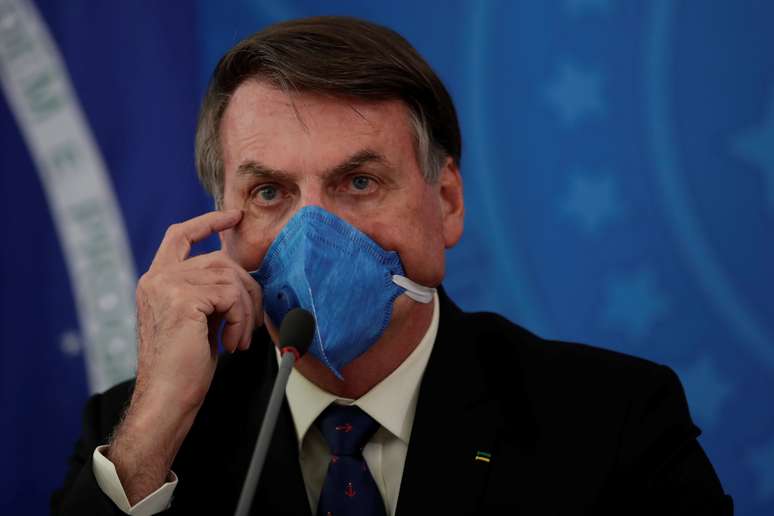 Jair Bolsonaro utiliza máscara durante entrevista coletiva