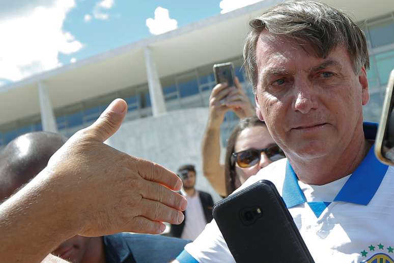 Bolsonaro cumprimenta apoiadores em frente ao Palácio do Planalto 15/3/2020 REUTERS/Adriano Machado