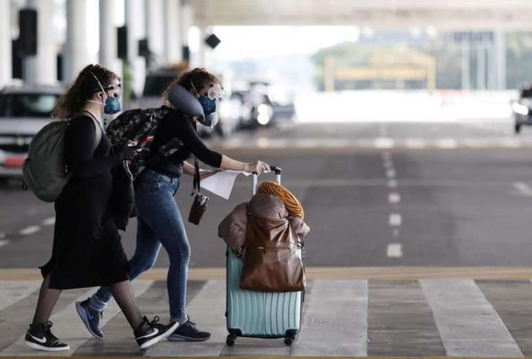 Mulheres com roupa de proteção no aeroporto de Garulhos
18/03/2020
REUTERS/Roosevelt Cassio