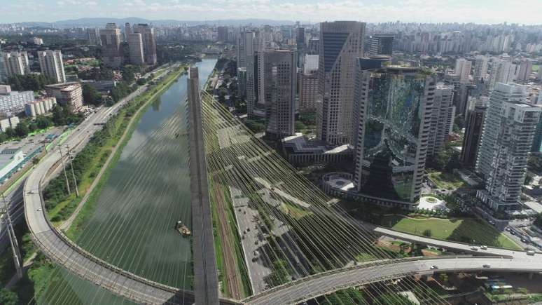 Ponte Octávio Frias de Oliveira, em São Paulo, vazia devido ao coronavírus
24/03/2020
REUTERS/Leonardo Benassatto