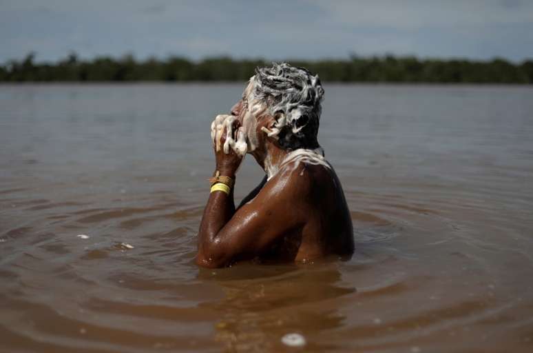 Indígena toma banho no rio Xingu, no Mato Grosso
16/01/2020
REUTERS/Ricardo Moraes
