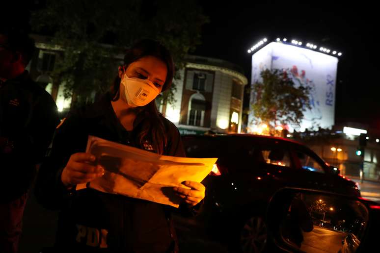 Policial durante toque de queda pelo coronavírus em Santiago, Chile 22/3/2020 REUTERS/ Ivan Alvarado