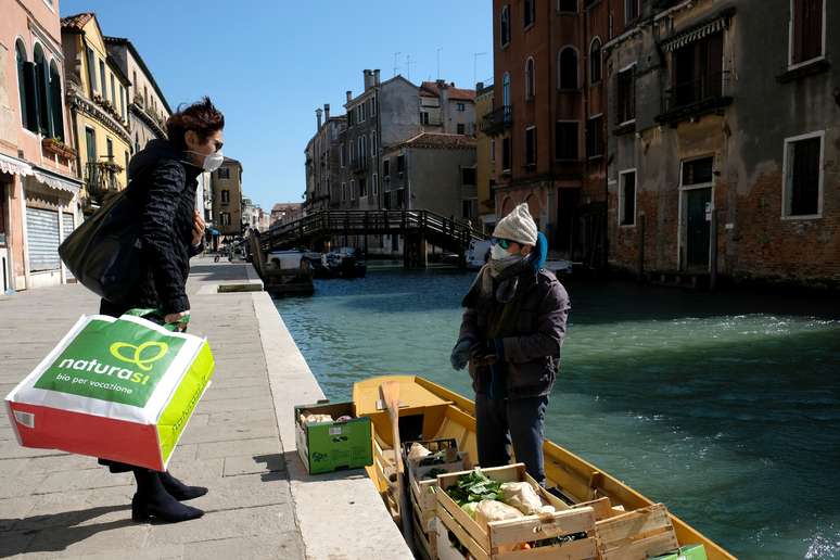 Homem entrega frutas e vegetais de balsa para clientes durante quarententa por coronavírus em Veneza
25/03/2020
REUTERS/Manuel Silvestri