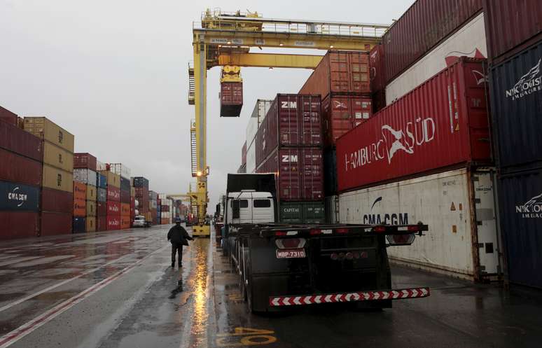 Trabalhadores descarregam navio de carga no porto de Jaraguá do Sul, Santa Catarina
22/10/2015
REUTERS/Paulo Prada