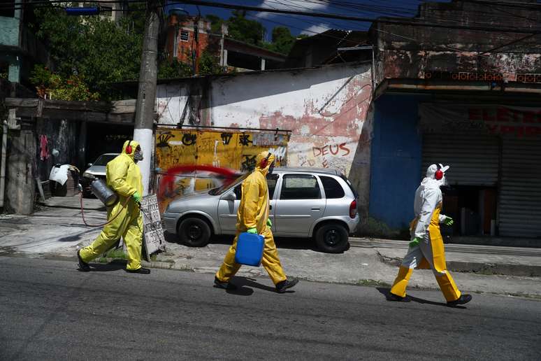 Equipes de limpeza desinfectam rua de Niterói
25/03.2020
REUTERS/Pilar Olivares