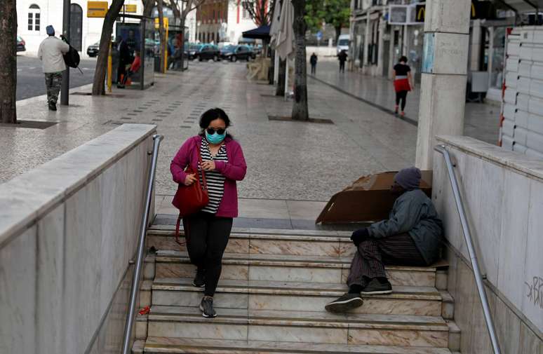 Mulher caminha pelas ruas de Lisboa, em Portugal, com máscara de proteção em meio à pandemia de coronavírus 
19/03/2020
REUTERS/Rafael Marchante