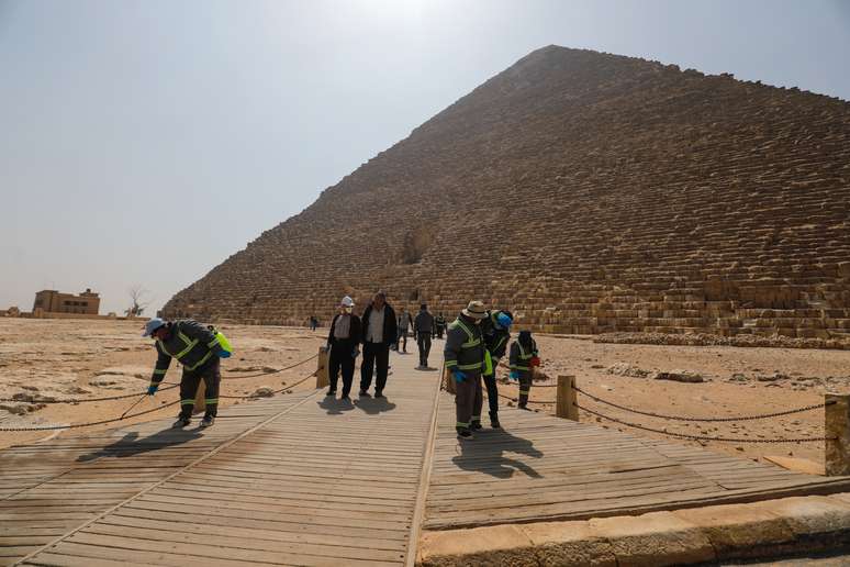 Membros de equipes de saúde usam desinfentante em área das pirâmides do Egito, nos arredores do Cairo
25/03/2020 REUTERS/Amr Abdallah Dalsh 