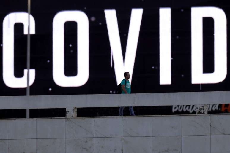 Homem passa em frente a outdoor de LED em meio a surto da doença do coronavírus (Covid-19), em Brasília
24/03/2020
REUTERS/Ueslei Marcelino 