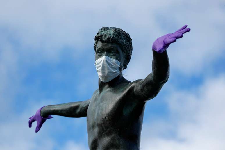Est&aacute;tua de surfista decorada com m&aacute;scara e luvas em meio ao surto da doen&ccedil;a do coranv&iacute;rus (Covid-19), em Encinitas, Calif&oacute;rnia, EUA
24/03/2020
REUTERS/Mike Blake