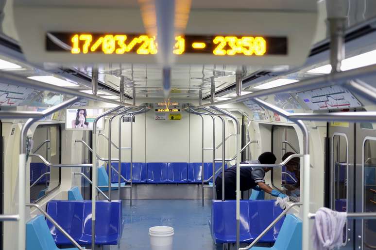 Funcionário desinfeta trem do metrô de São Paulo
17/03/2020
REUTERS/Rahel Patrasso