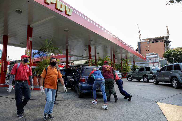Pessoas empurram carro sem combustível até posto durante quarentena pelo coronavírus em Caracas
23/03/2020
REUTERS/Manaure Quintero