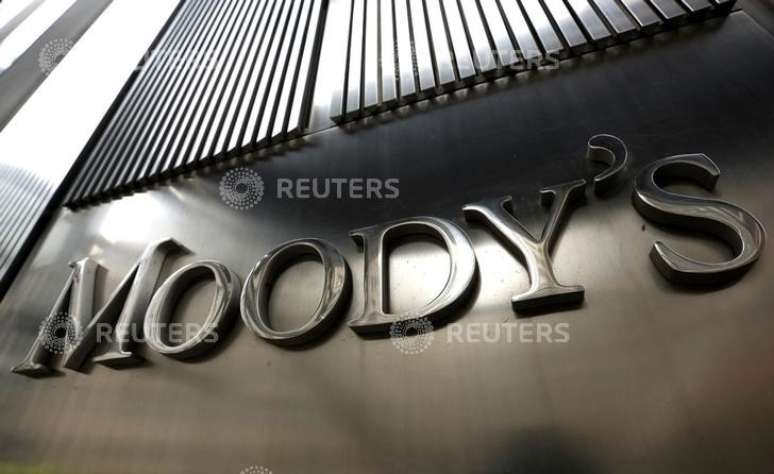 Uma placa da Moody's é exibida no World Trade Center 7, sede corporativa da empresa em Nova York. 06/02/2013. REUTERS/Brendan McDermid 