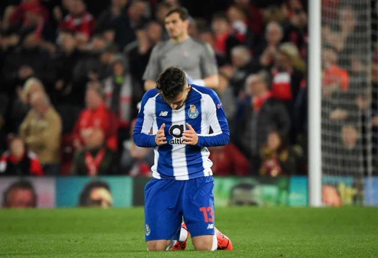 Alex Telles tem sido especulado em alguns clubes (Foto: AFP)