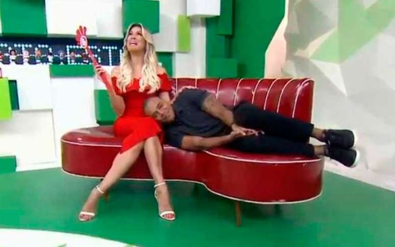 Renata Fan e Denílson evitaram contato com a pomba (Foto: Reprodução)