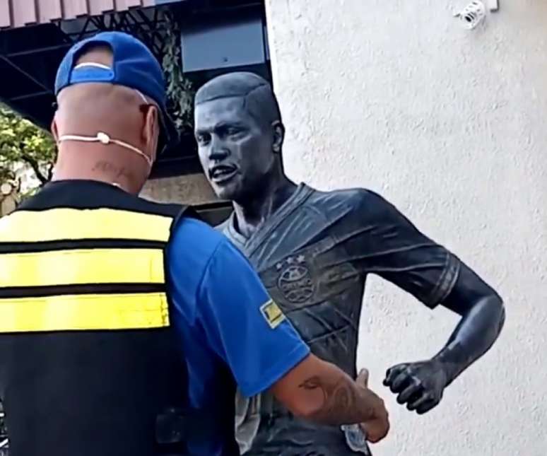 Álcool em gel nas mãos e tudo: estátua de Pedro Rocha é higienizada (Foto: Reprodução / Twitter)