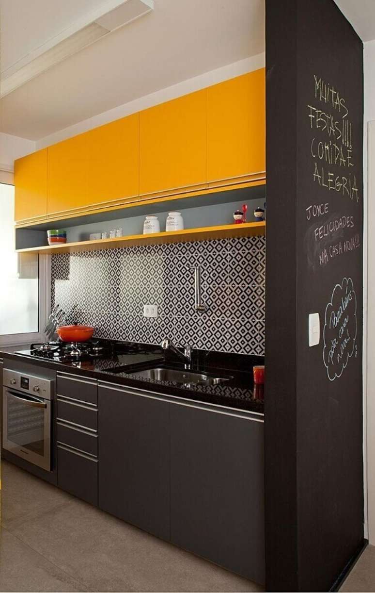 26. Invista em armários planejados para a decoração de cozinha pequena e tenha uma melhor otimização de espaço – Foto: Casa Decorada