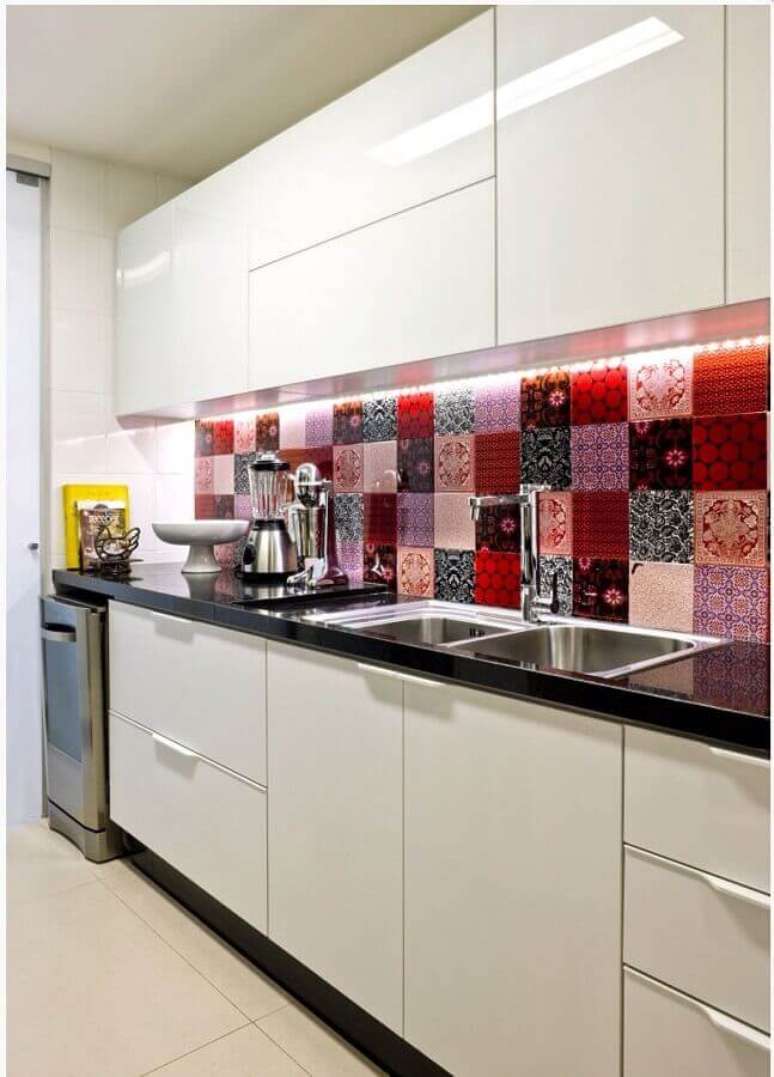 30. Decoração de cozinha modulada toda branca com revestimentos coloridos – Foto: Comprando meu Apê