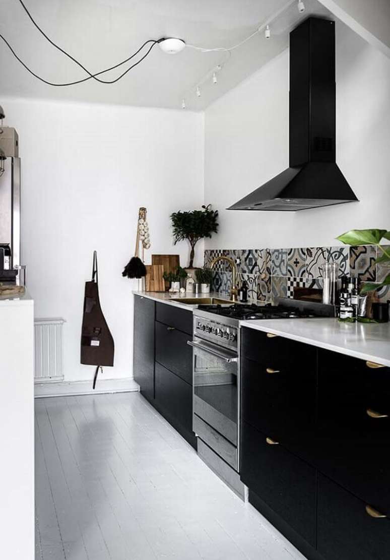 33. Decoração simples para cozinha preto e branca com adesivo de azulejo – Foto: Ideias Decor