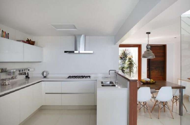 38. Cozinha americana planejada com armários brancos – Foto: RAP Arquitetura e Interiores