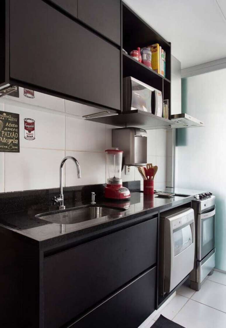 17. Escolha o armário de cozinha que tenha as divisórias que vão atender suas necessidades – Foto: Ideias Decor