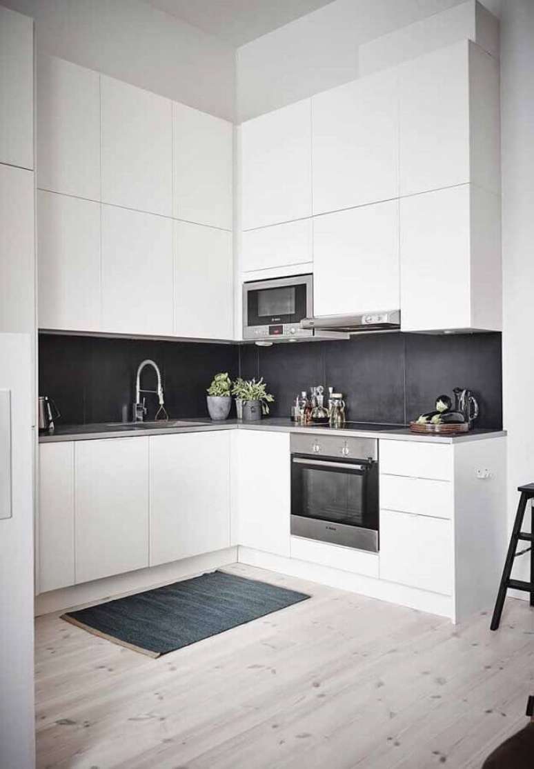41. Cozinha em L toda branca decorada com revestimento preto – Foto: Houzz