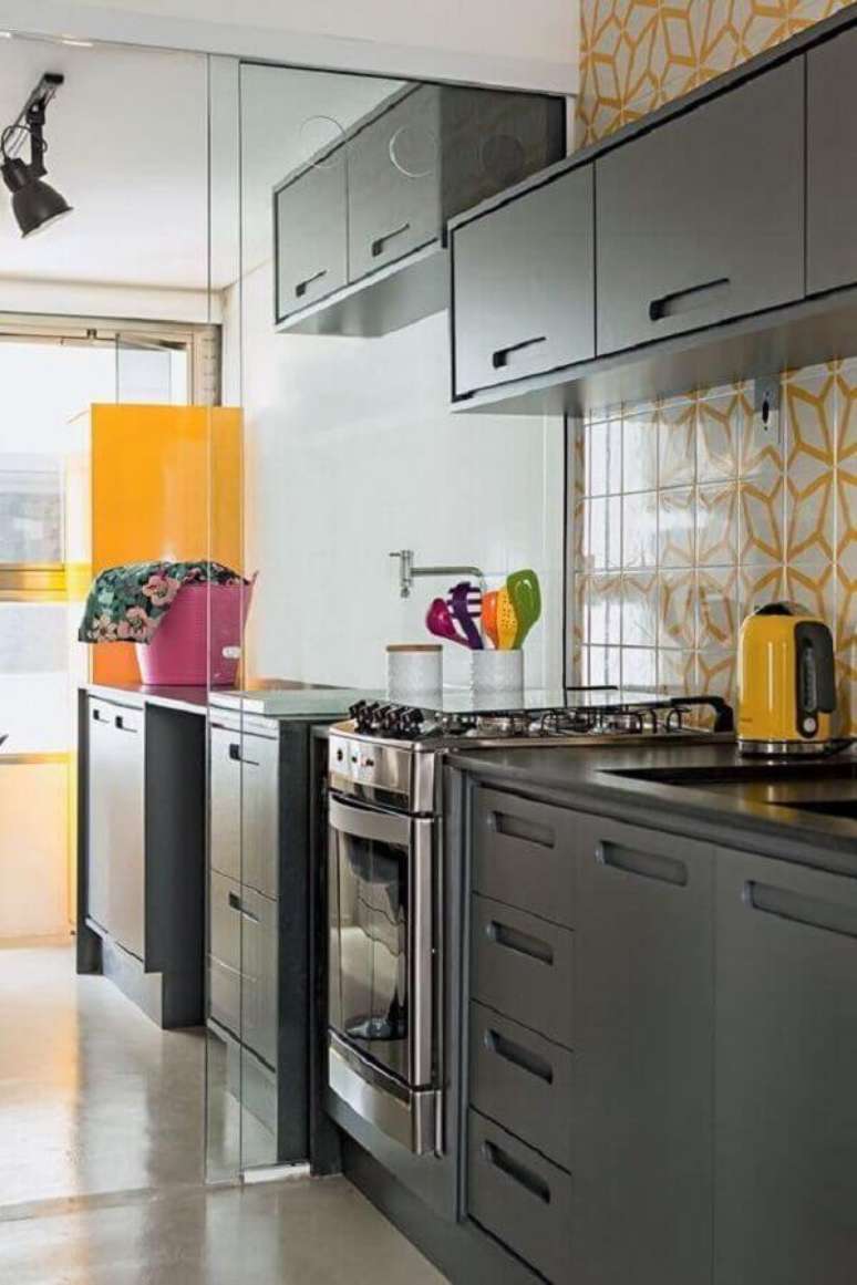 42. Cozinha modulada integrada com lavanderia – Foto: Achados de Decoração