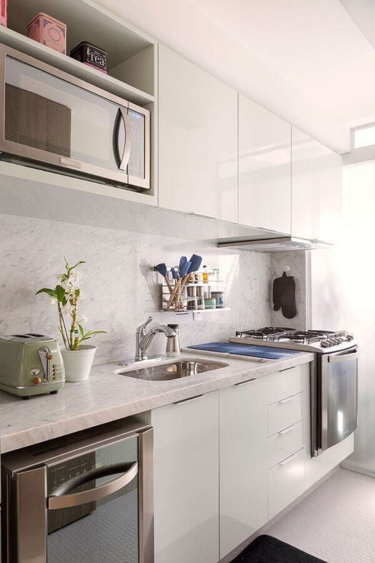14. Invista em cores claras para os armários de cozinha compacta – Foto: Mandril Arquitetura