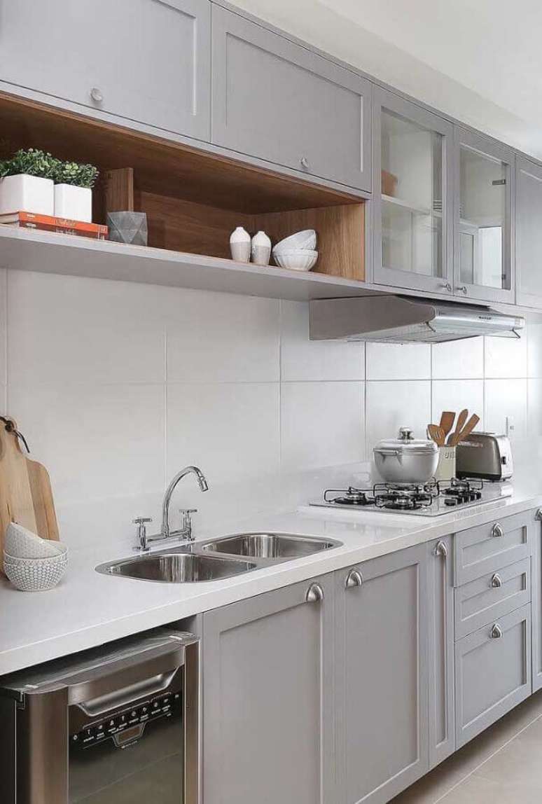 13. Cozinha pequena decorada com armários com design retrô – Foto: Ideias Decor