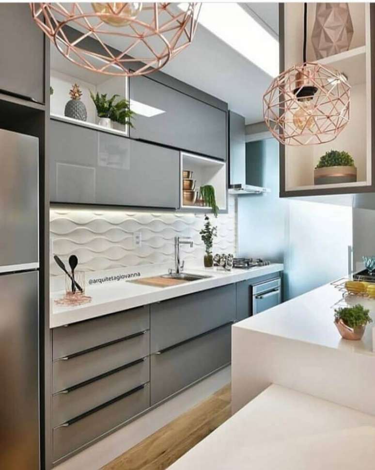 44. Cozinha planejada pequena com armários cinza e revestimento 3D – Foto: Architizer