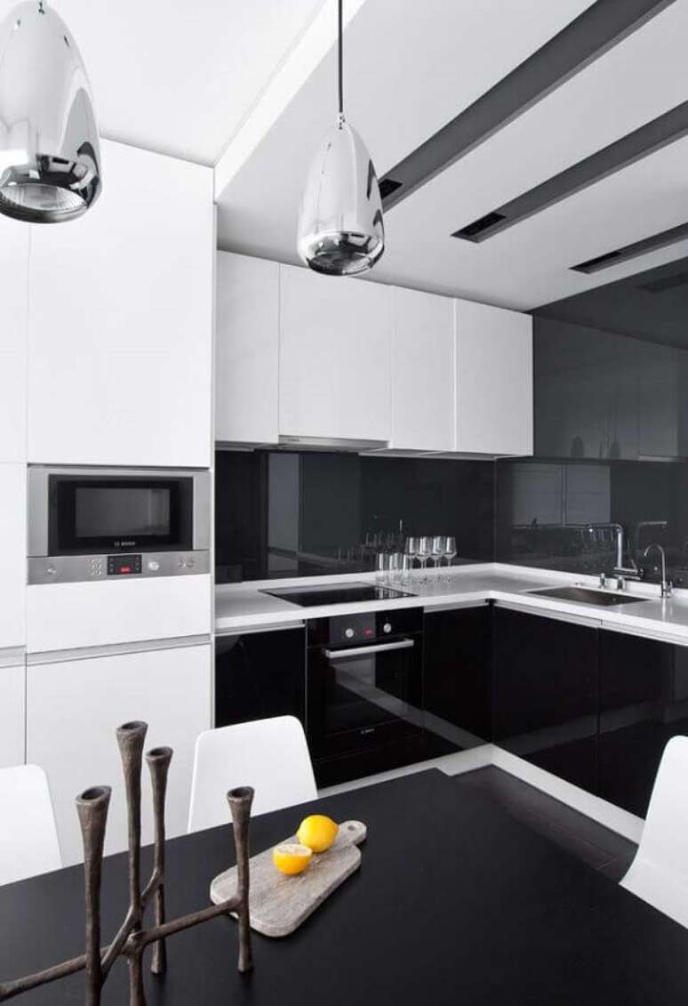 46. Decoração de cozinha branca e preta com armários planejados – Foto: Home Decor Ideas