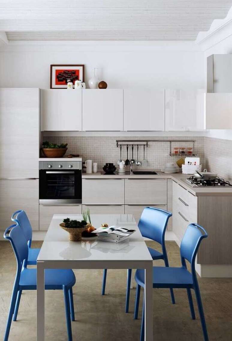 48. Decoração simples para cozinha com cadeiras azuis – Foto: Pinterest
