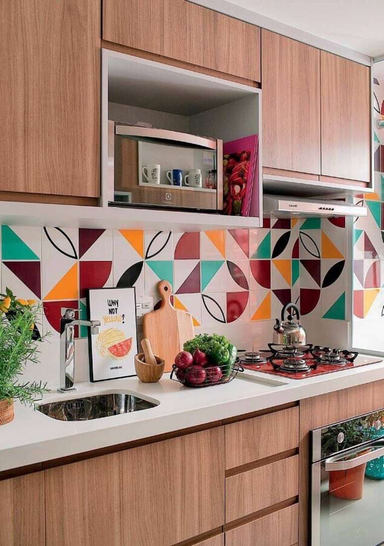 24. Revestimentos para cozinha coloridos são ótimos para criar um ambiente mais descontraído – Foto: Minha Casa