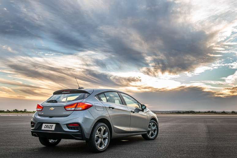 O Cruze Sport6 tem duas versões com preços similares aos do Tracker.