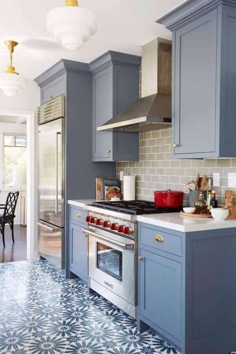 51. Decoração retrô para cozinhas planejadas com armários azuis com design delicado – Foto: Pinterest