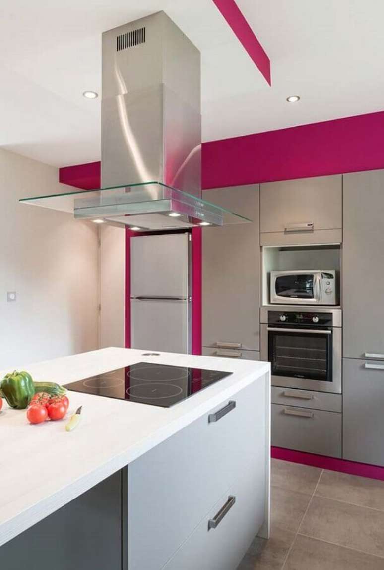 61. Cozinhas modernas com ilha decorada com armários cinza, revestimento rosa e ilha branca – Foto: Ideias Decor