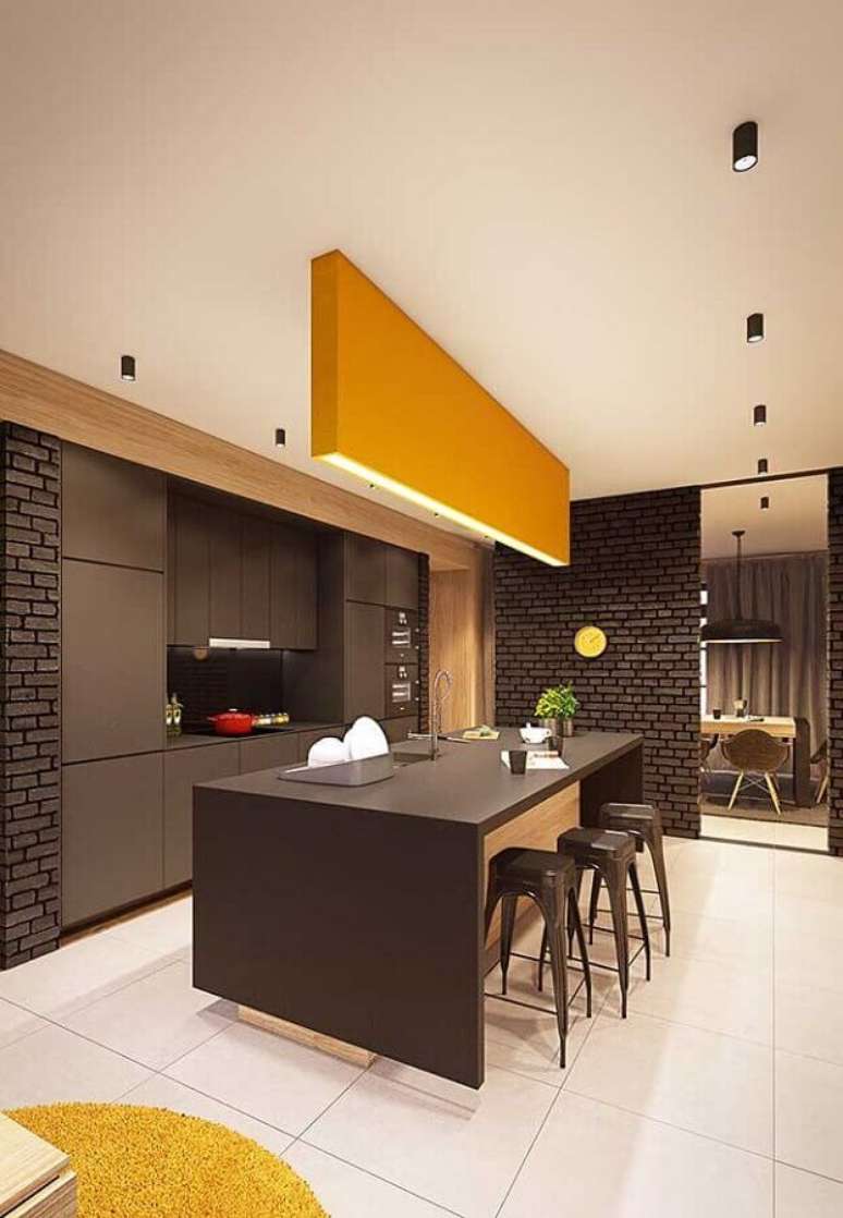 68. A luminária amarela grande e arrojada dá um toque diferenciado na decoração da cozinha moderna com ilha – Foto: Pinterest