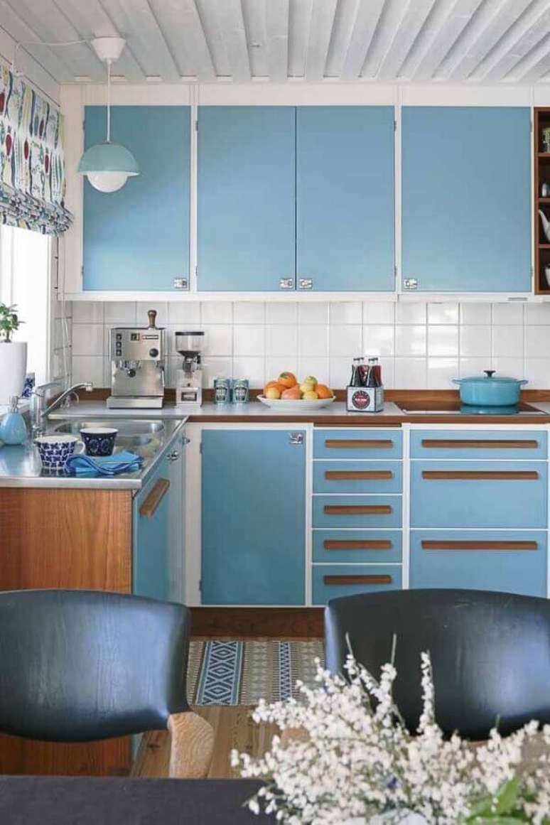 75. Decoração para cozinha retrô com armários azuis – Foto: Architizer