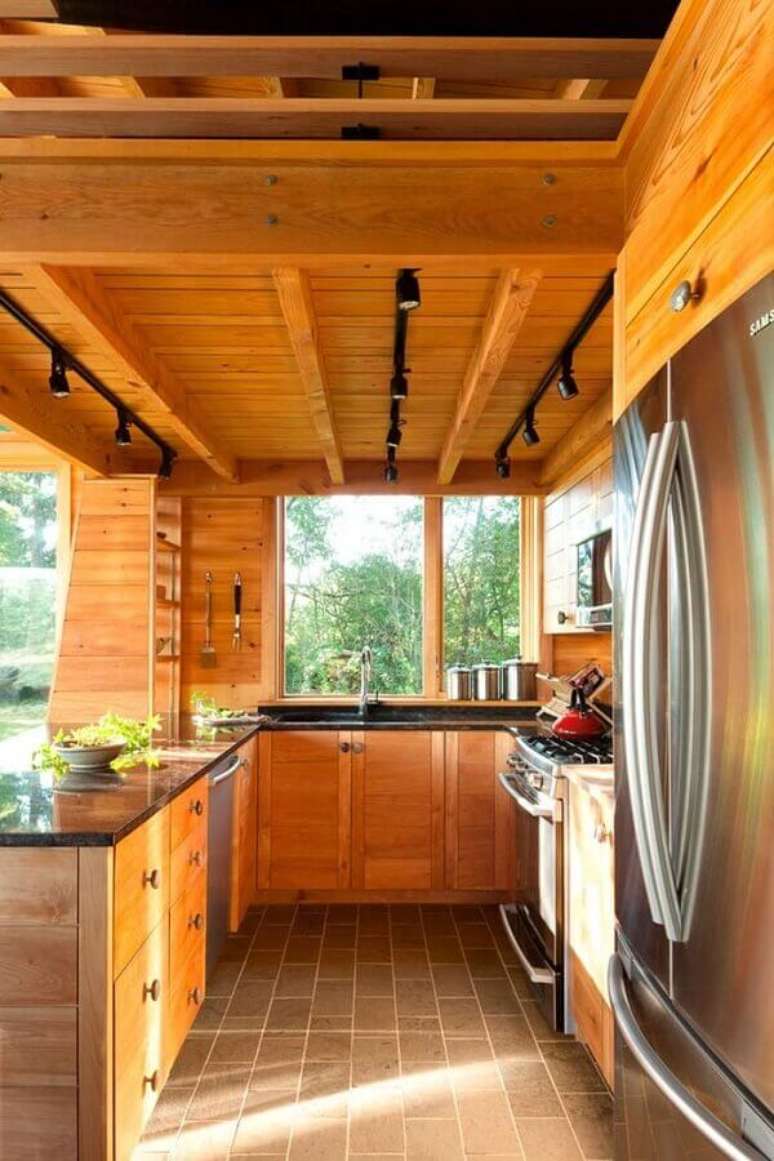 21. Invista em móveis de madeira para a decoração de cozinhas rústicas – Foto: Houzz