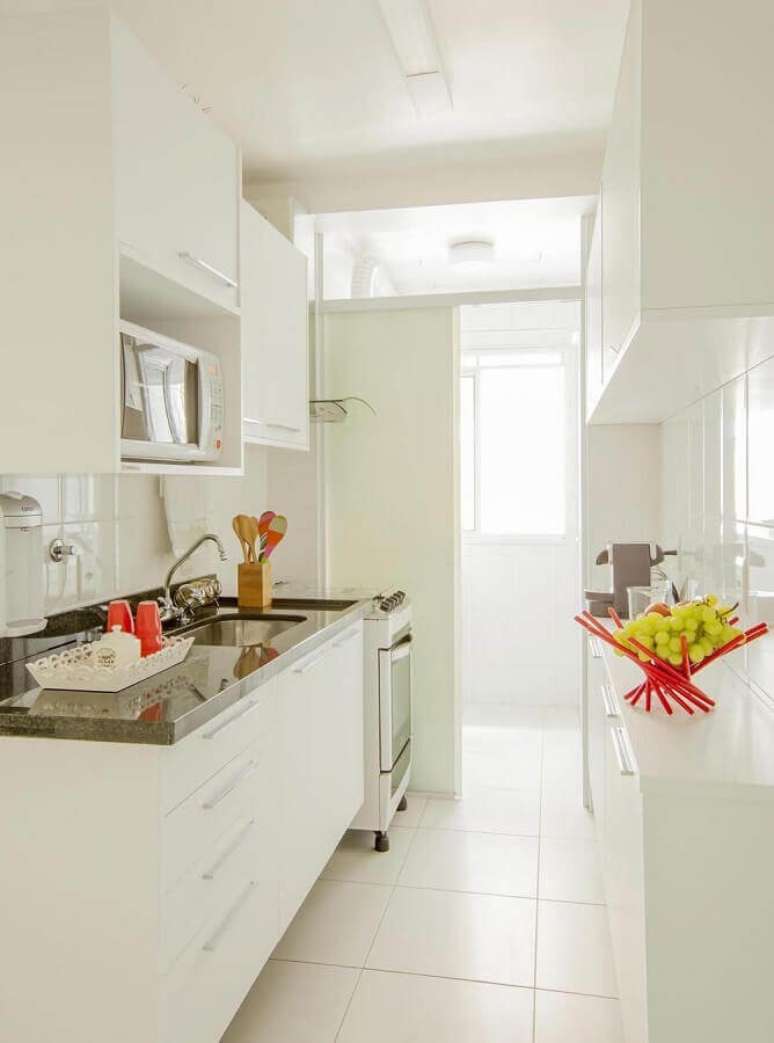 82. Cozinha pequena decorada com armários modulados todos brancos – Foto: Graziela Arruda