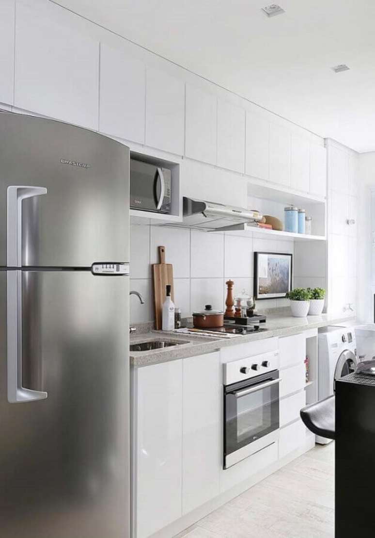 86. Cozinhas pequenas decoradas toda branca com armários planejados – Foto: Assetproject
