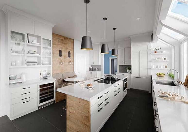 94. Pendentes pretos para decoração de cozinha com ilha toda branca – Foto: Behance