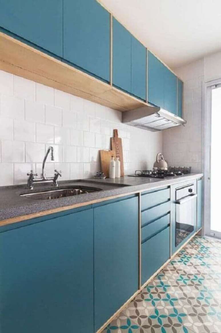 96. Piso hidráulico para decoração de cozinha planejada com armários azuis – Foto: Ina Arquitetura