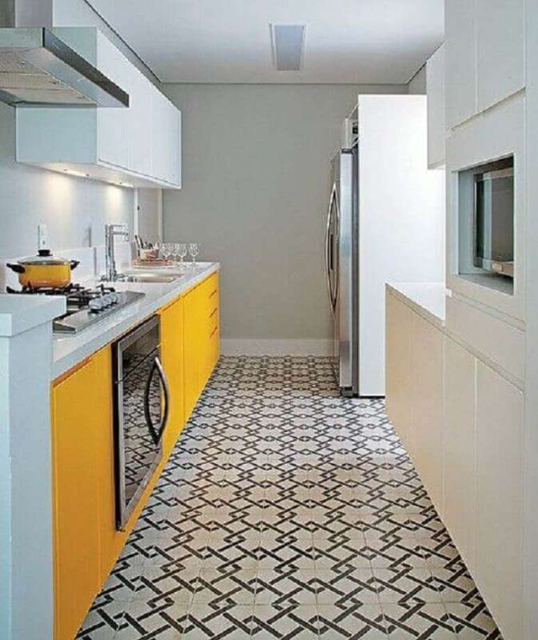 97. Piso estampado preto e branco para decoração de cozinha planejada com armários brancos e amarelos – Foto: Construção e Design