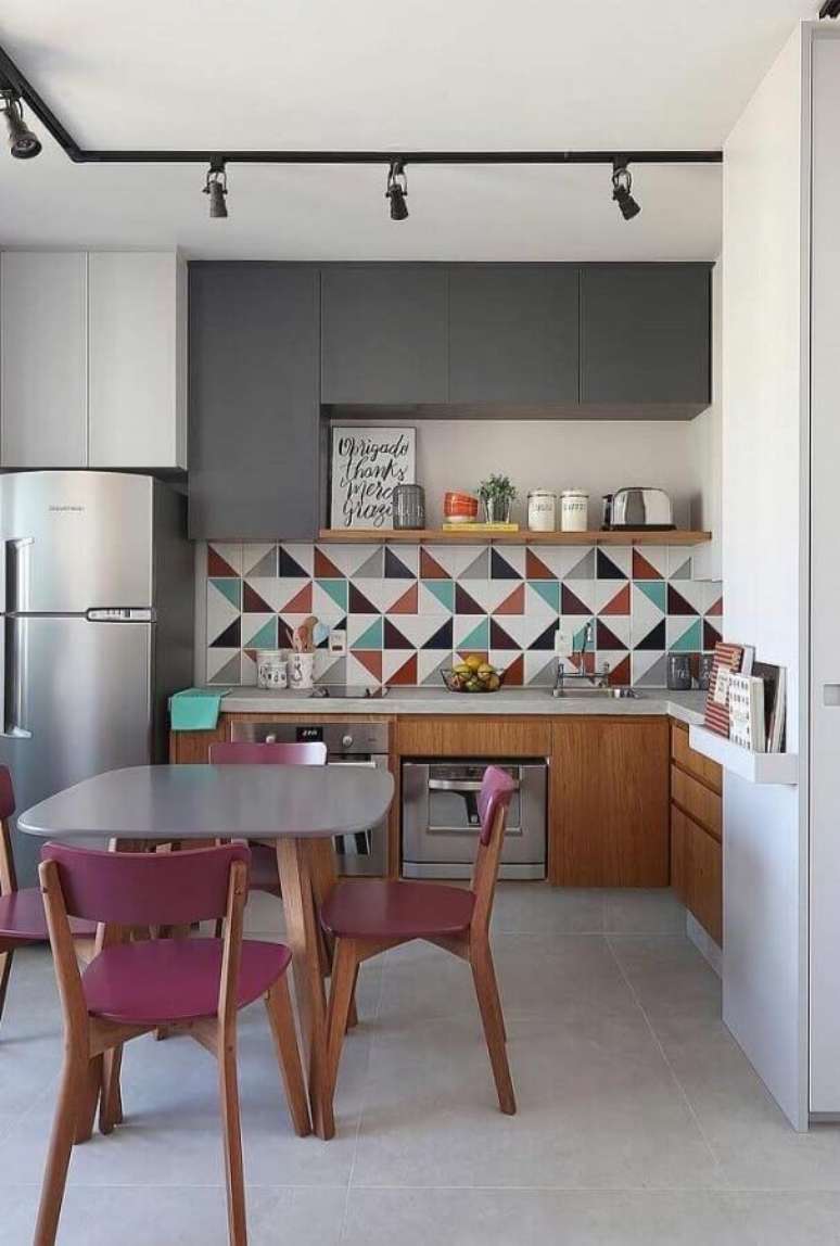 99. Revestimento colorido para decoração de cozinha planejada com armários de madeira e cinza – Foto: Pinterest